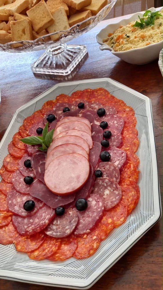 Mesa de frios e queijos nobres selecionados